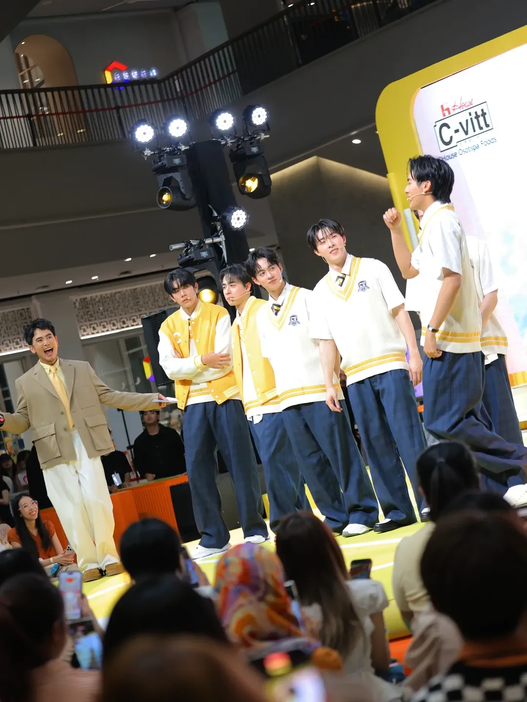 อ๋อง - เขมรัชต์ สุนทรนนท์