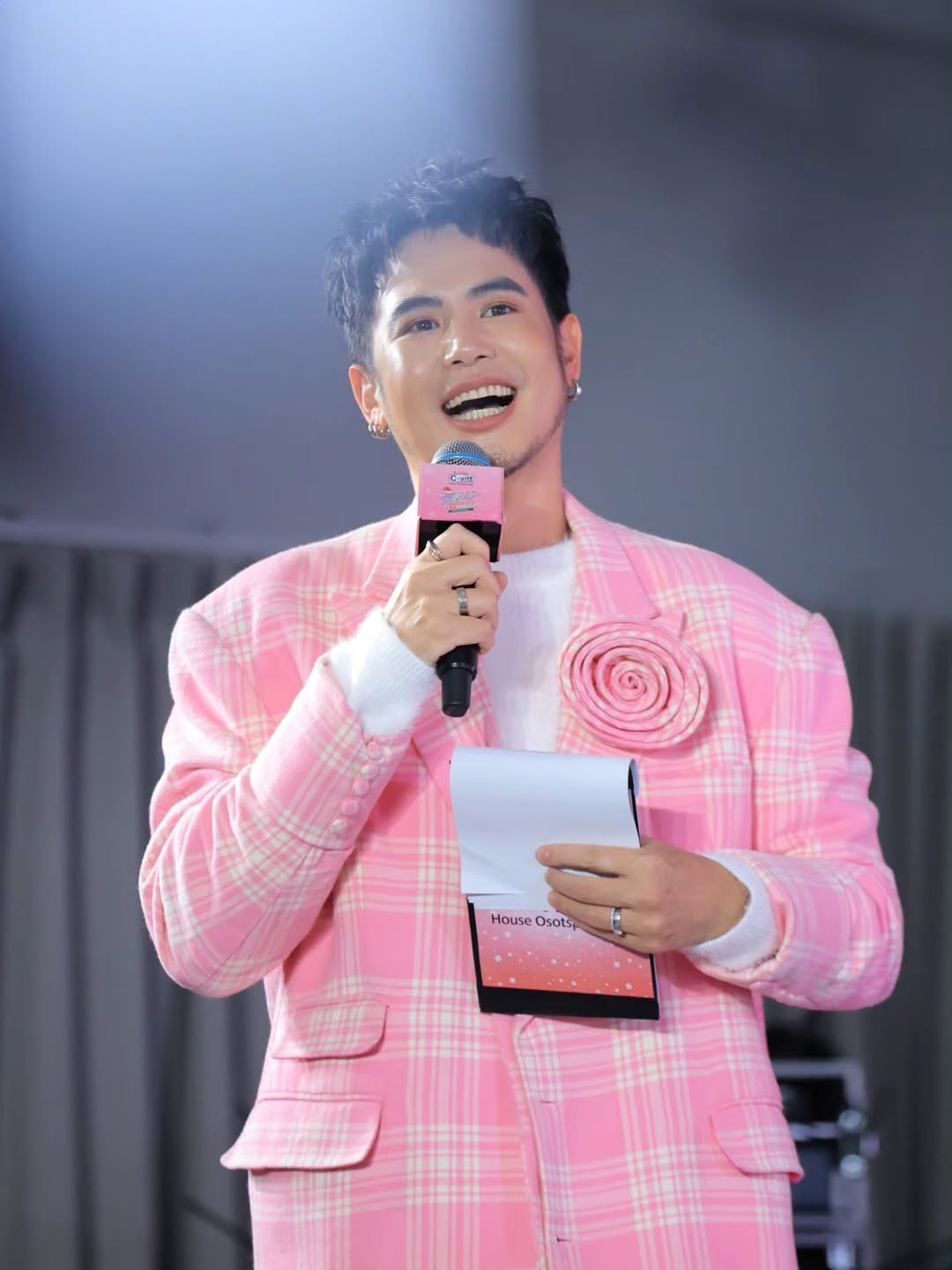 อ๋อง - เขมรัชต์ สุนทรนนท์