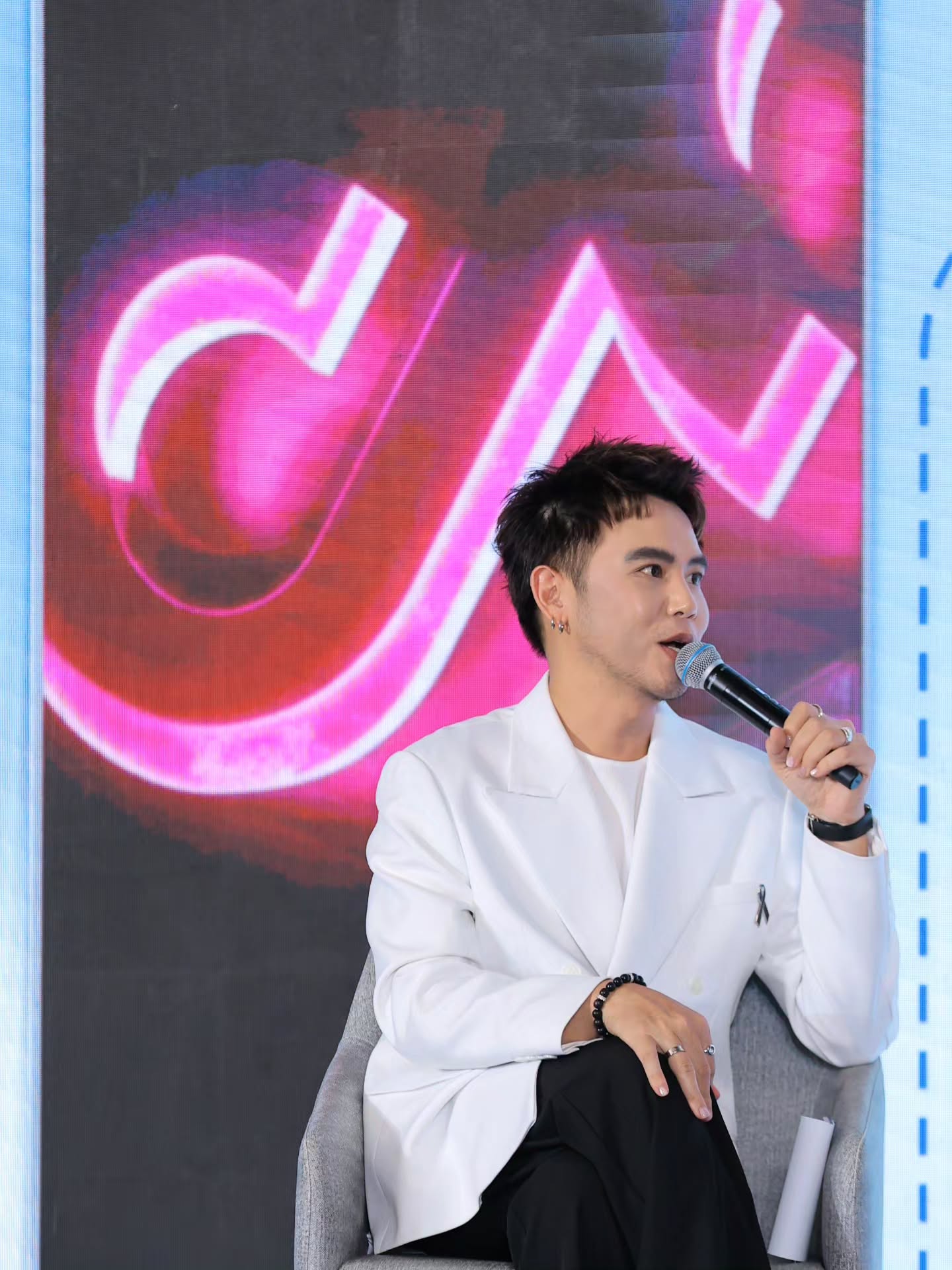 อ๋อง - เขมรัชต์ สุนทรนนท์
