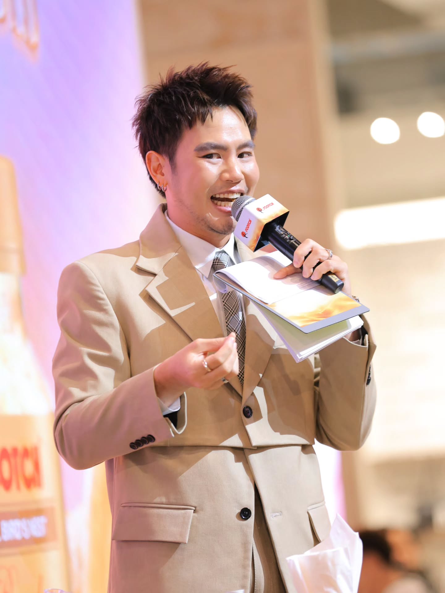 อ๋อง - เขมรัชต์ สุนทรนนท์
