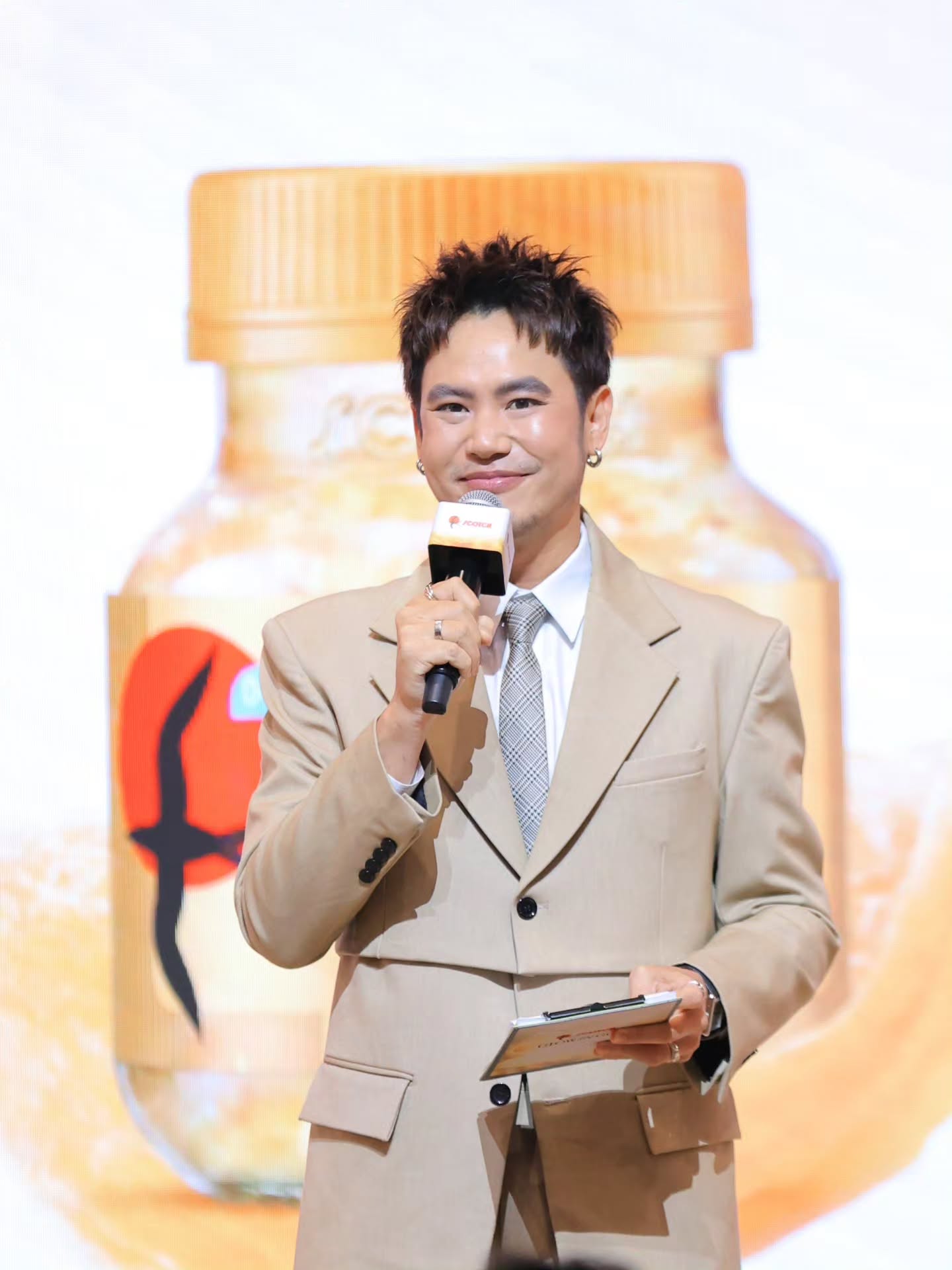 อ๋อง - เขมรัชต์ สุนทรนนท์