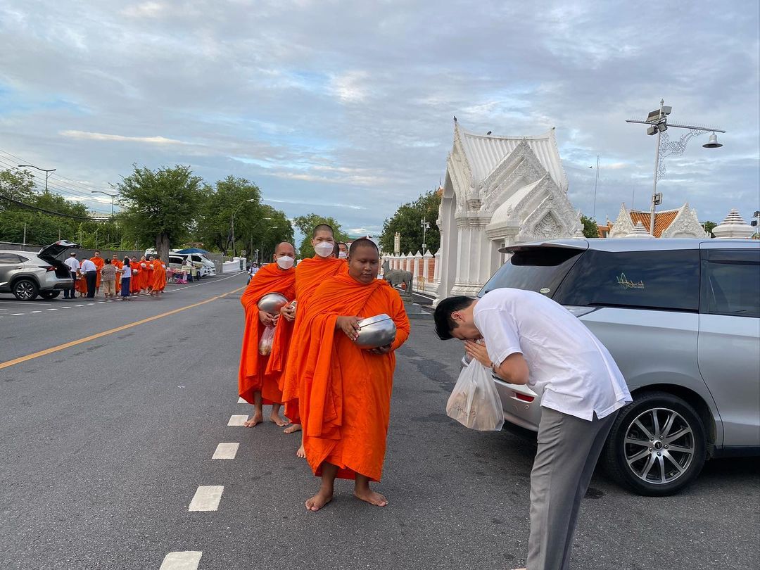 เมทัล สุขขาว