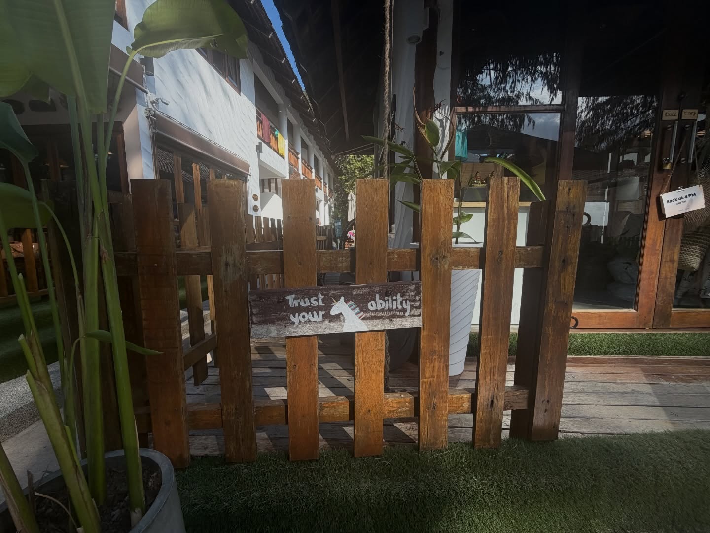 เมทัล สุขขาว