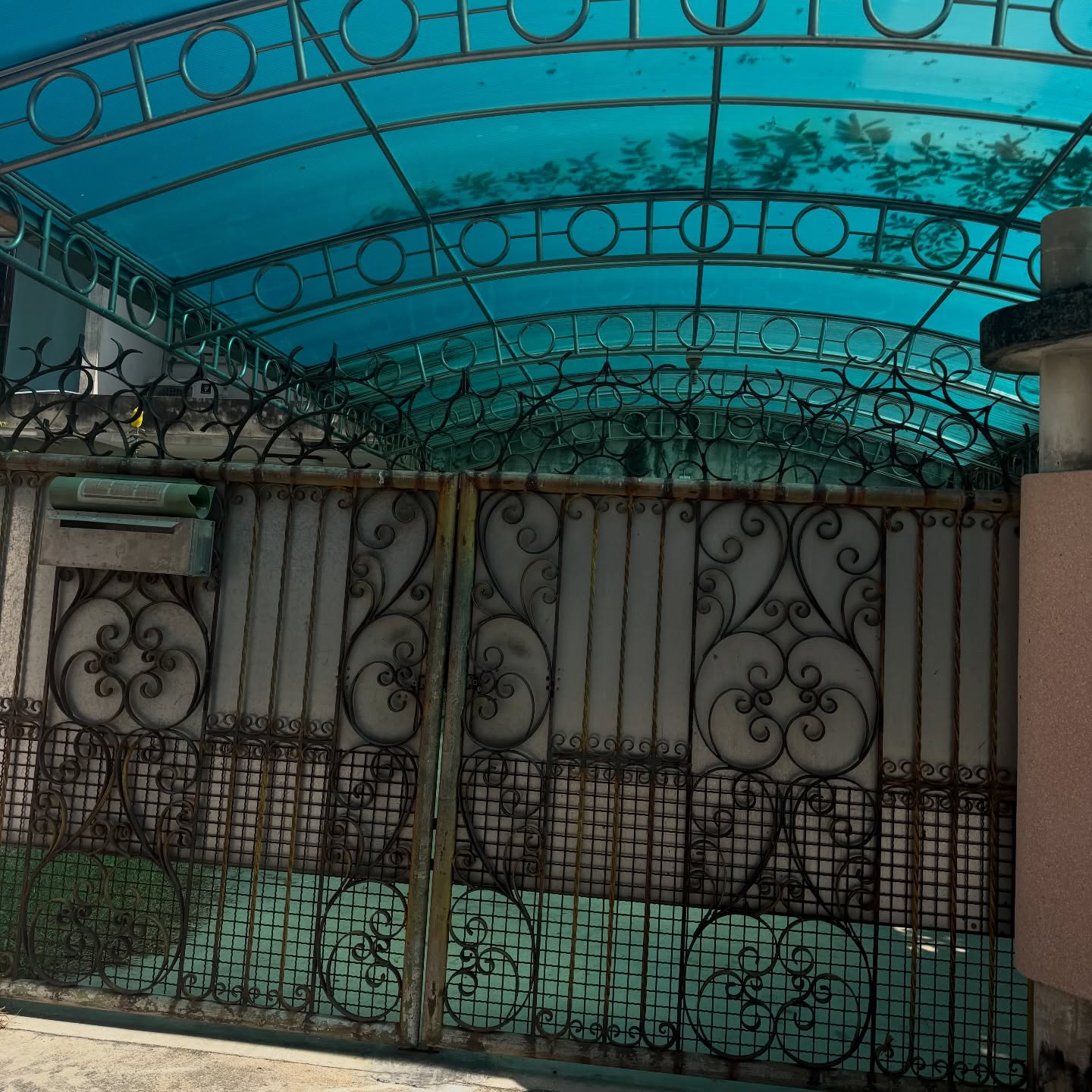 เมทัล สุขขาว