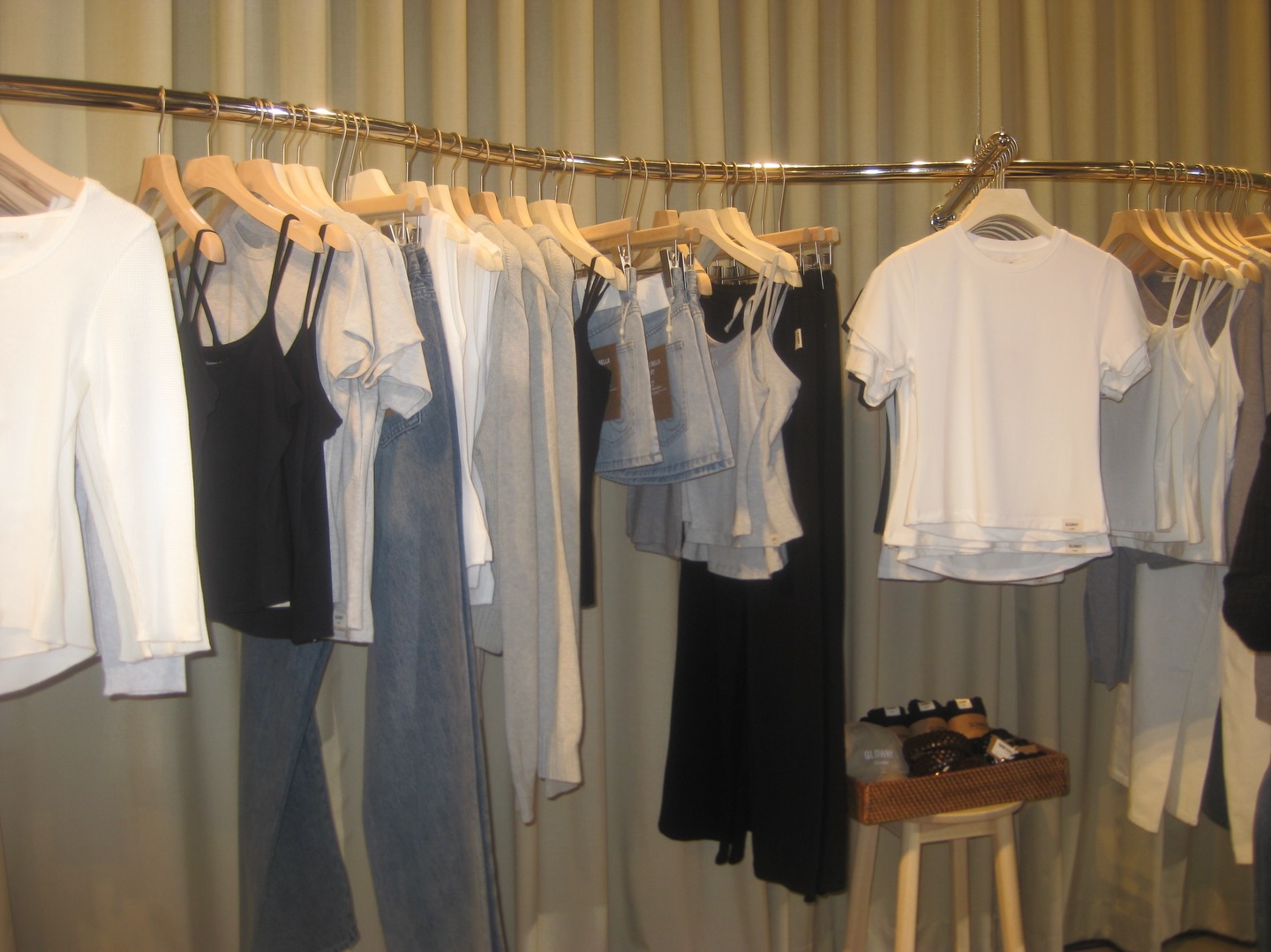 เมทัล สุขขาว