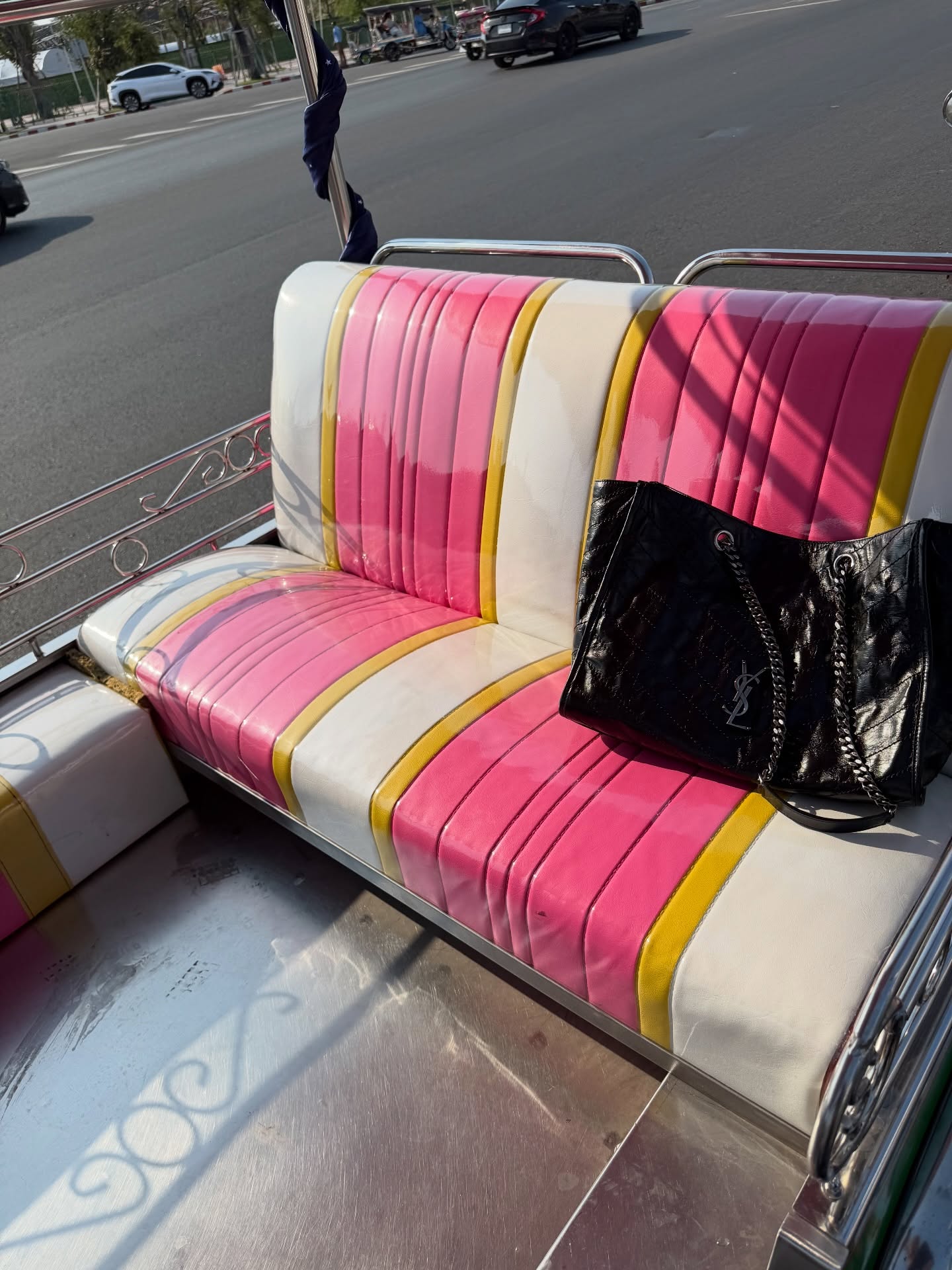 เมทัล สุขขาว