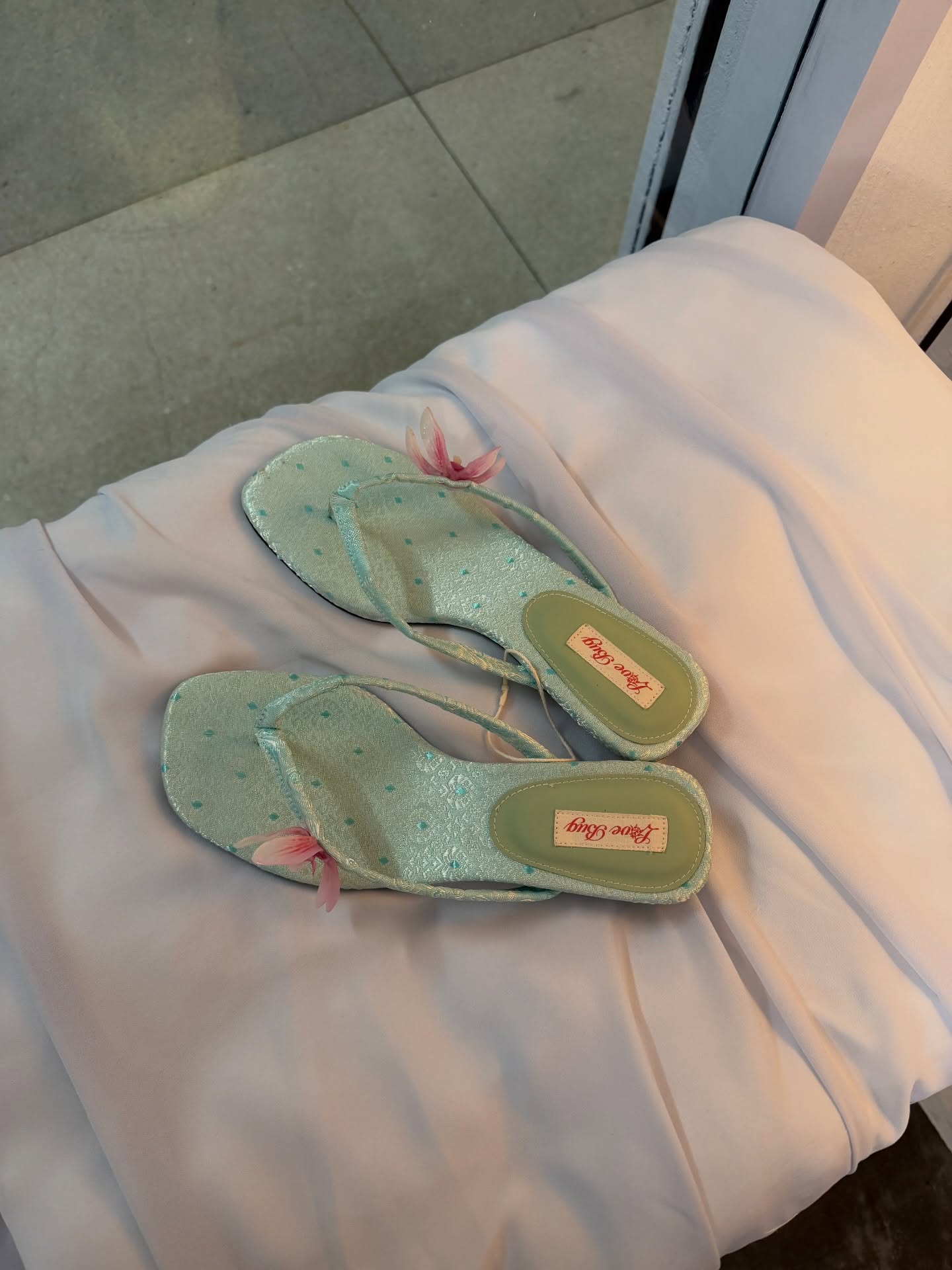 เมทัล สุขขาว