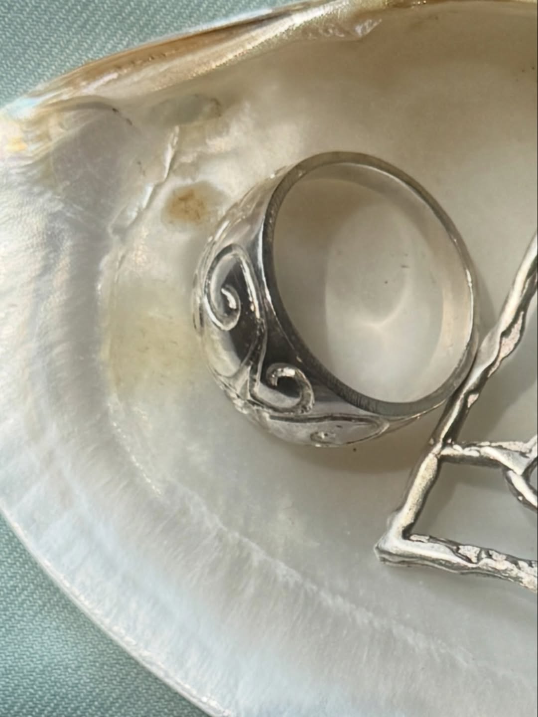 เมทัล สุขขาว