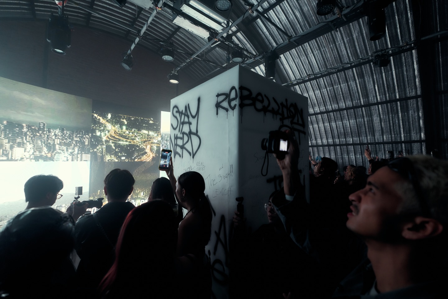 เมทัล สุขขาว