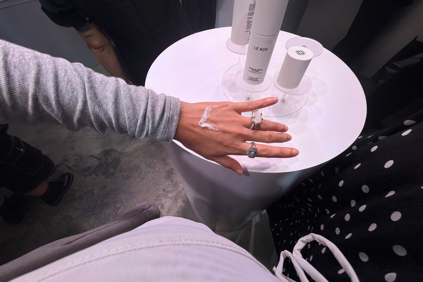 เมทัล สุขขาว