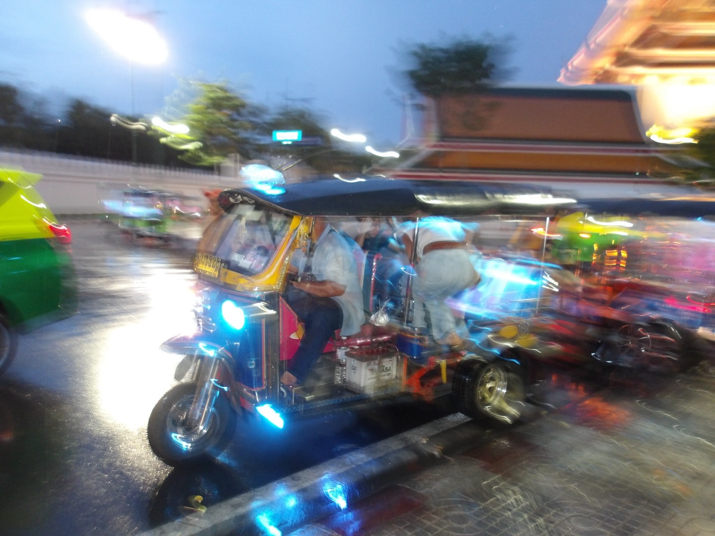 เมทัล สุขขาว