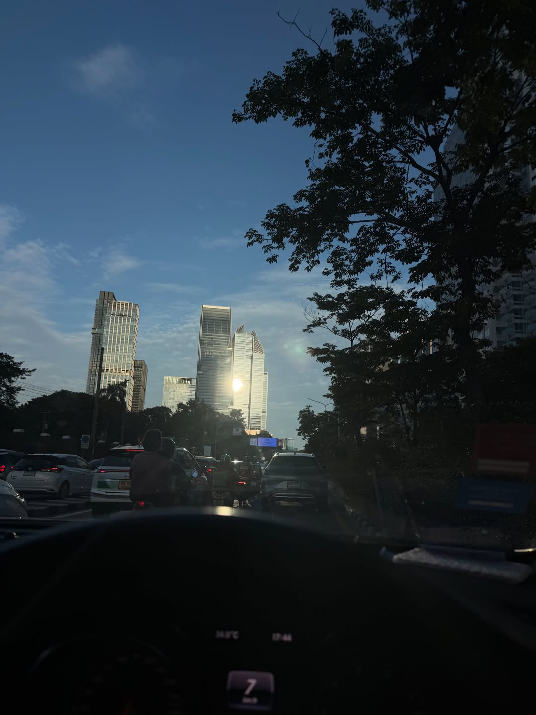 เมทัล สุขขาว