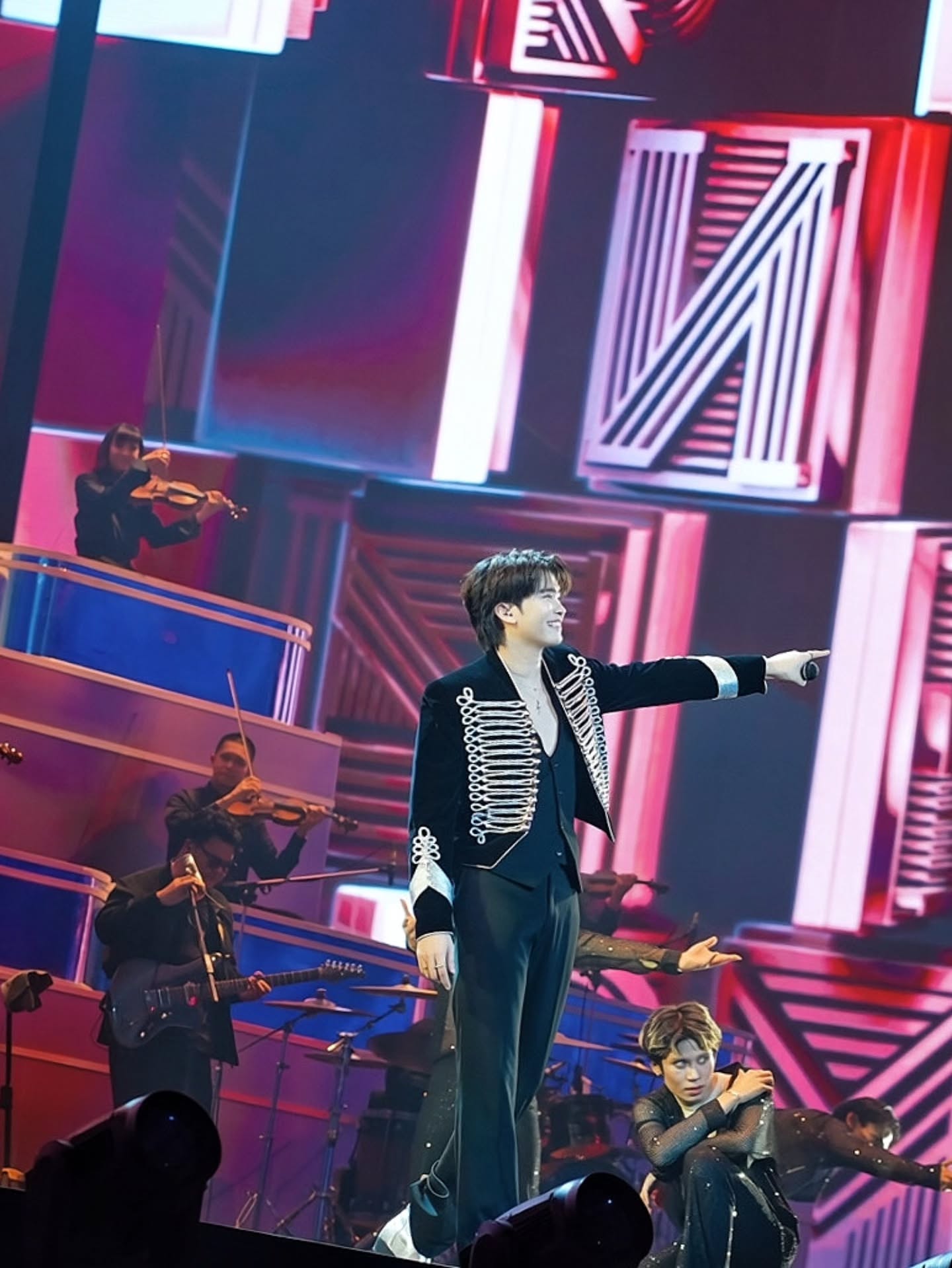 นนท์ - ธนนท์ จำเริญ