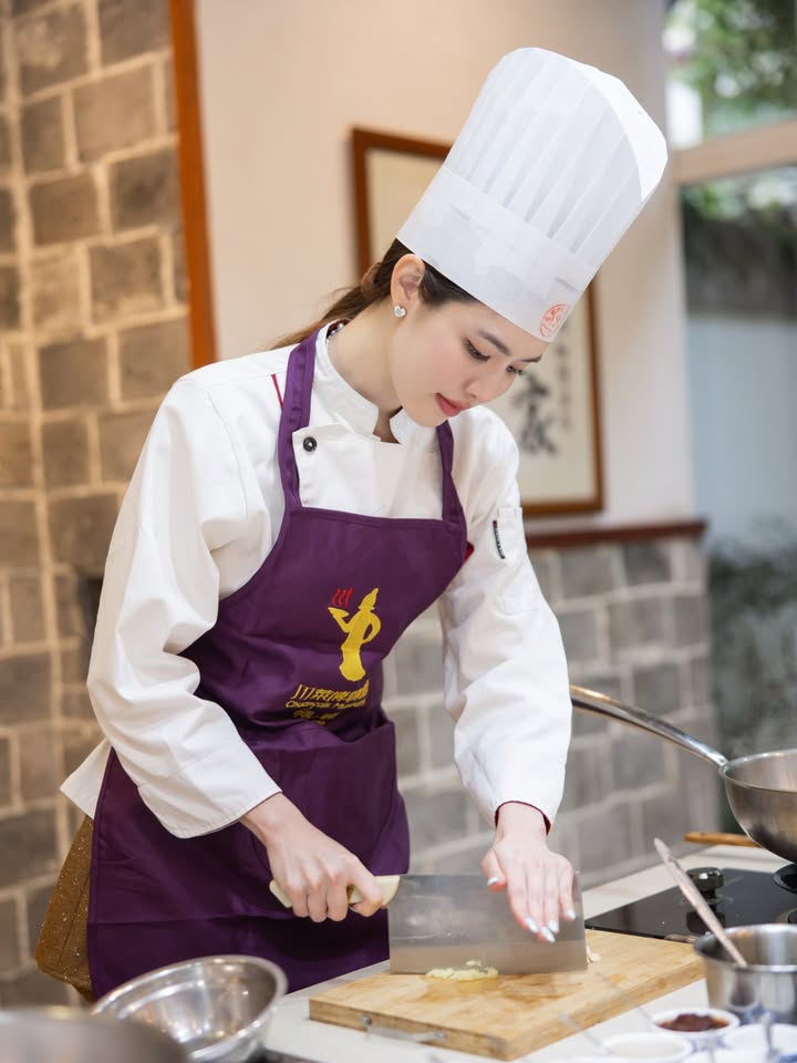 เกรซ - กาญจน์เกล้า ด้วยเศียรเกล้า