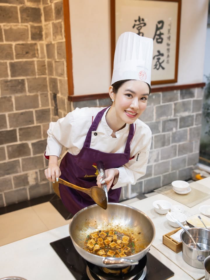 เกรซ - กาญจน์เกล้า ด้วยเศียรเกล้า