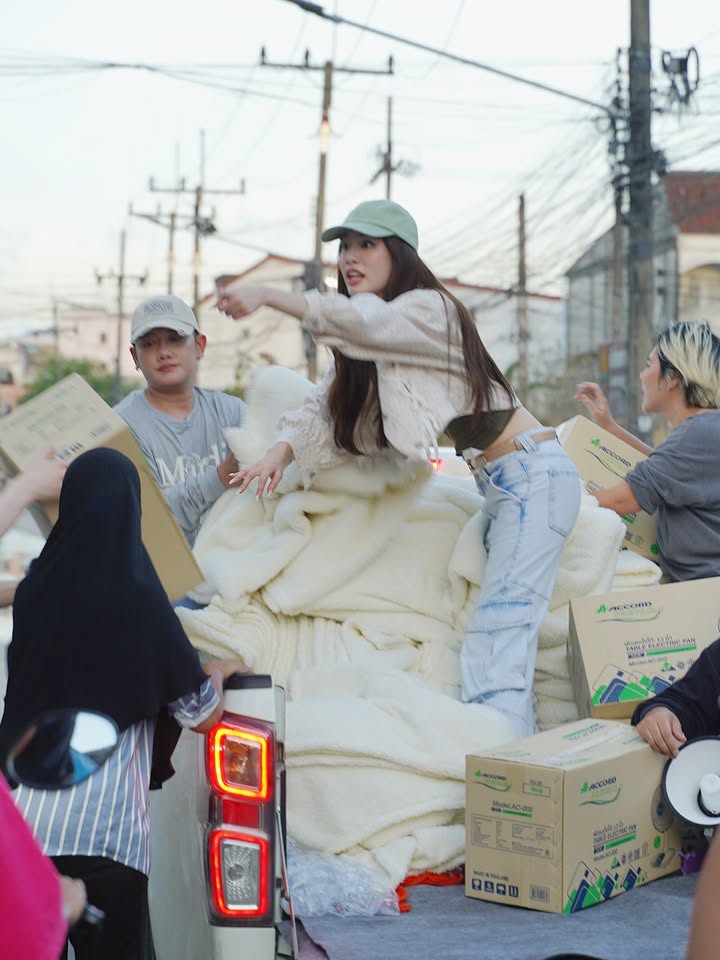 เกรซ - กาญจน์เกล้า ด้วยเศียรเกล้า