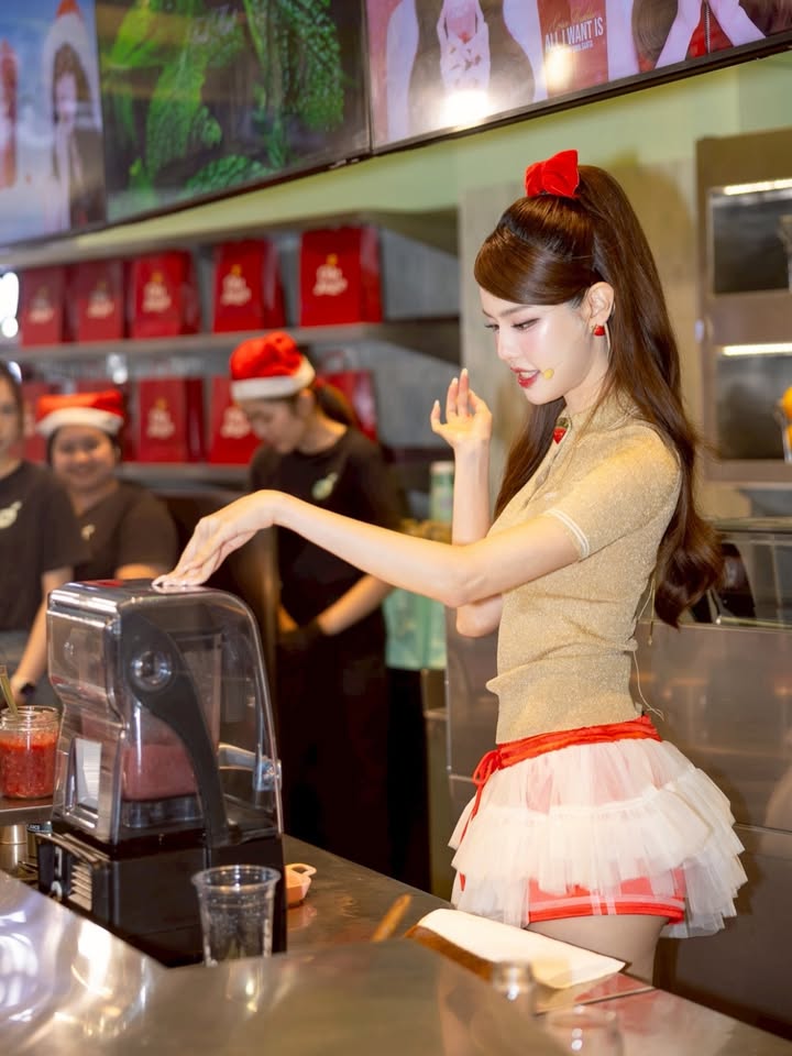 เกรซ - กาญจน์เกล้า ด้วยเศียรเกล้า