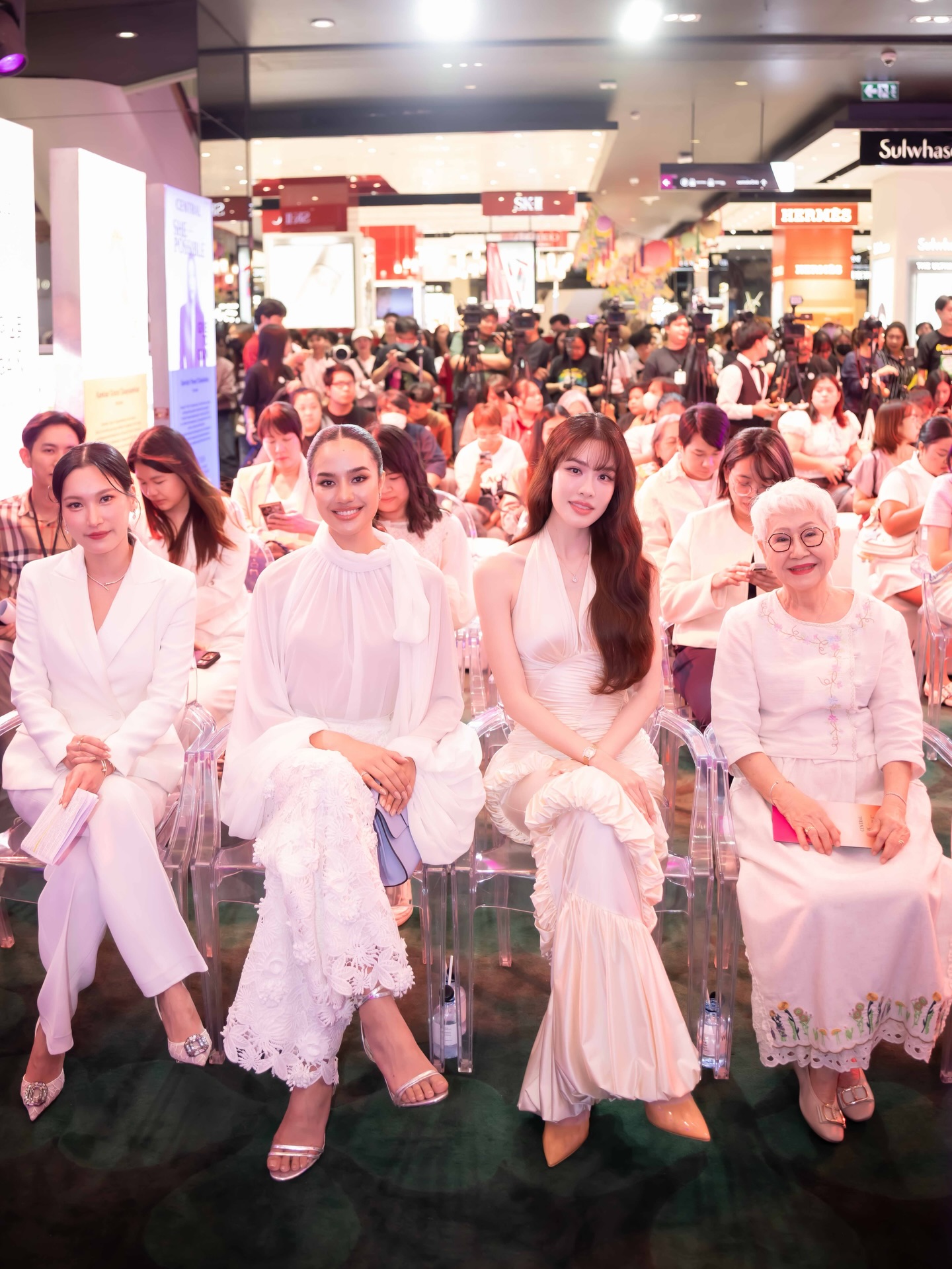 เกรซ - กาญจน์เกล้า ด้วยเศียรเกล้า