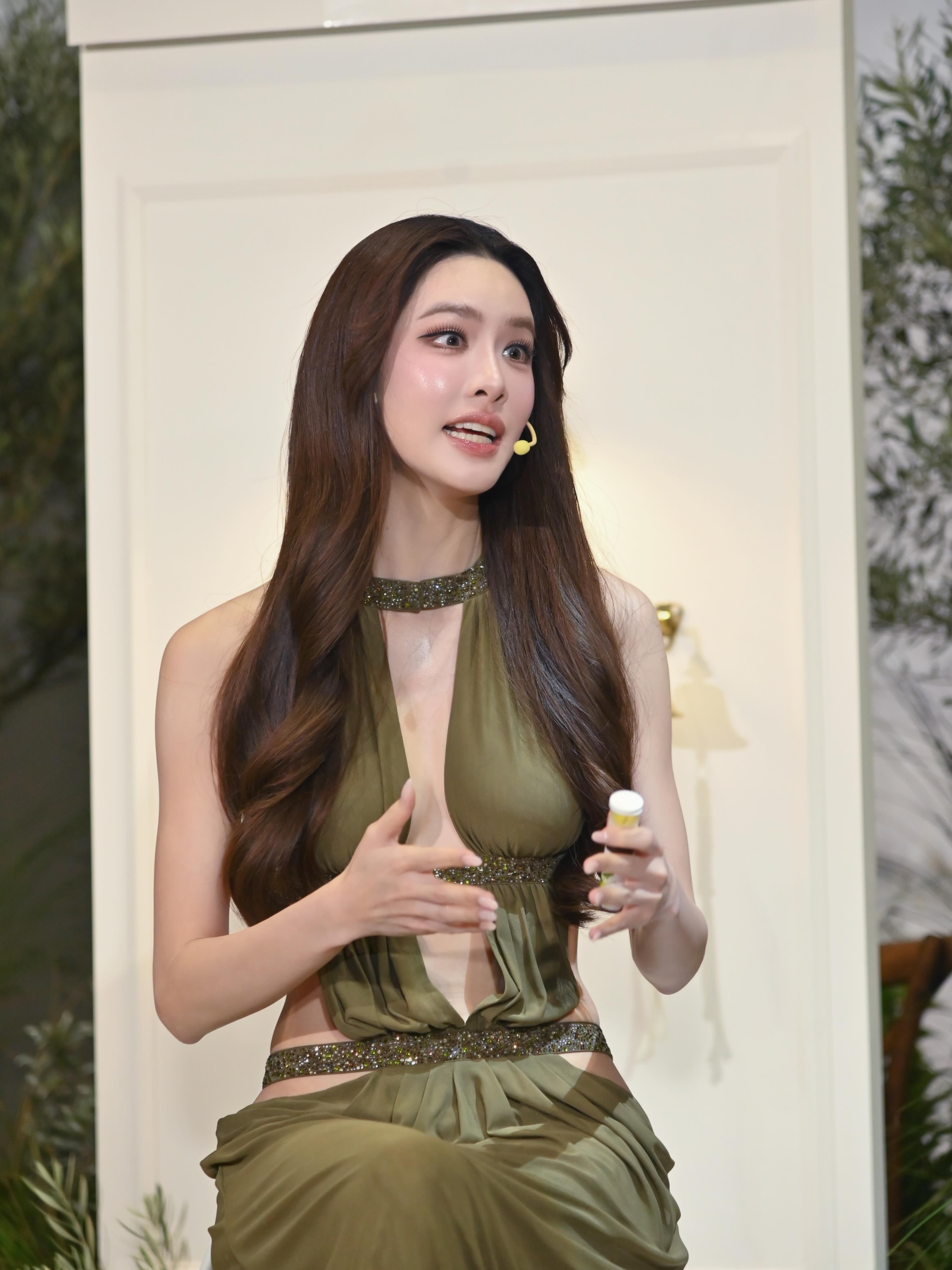 เกรซ - กาญจน์เกล้า ด้วยเศียรเกล้า