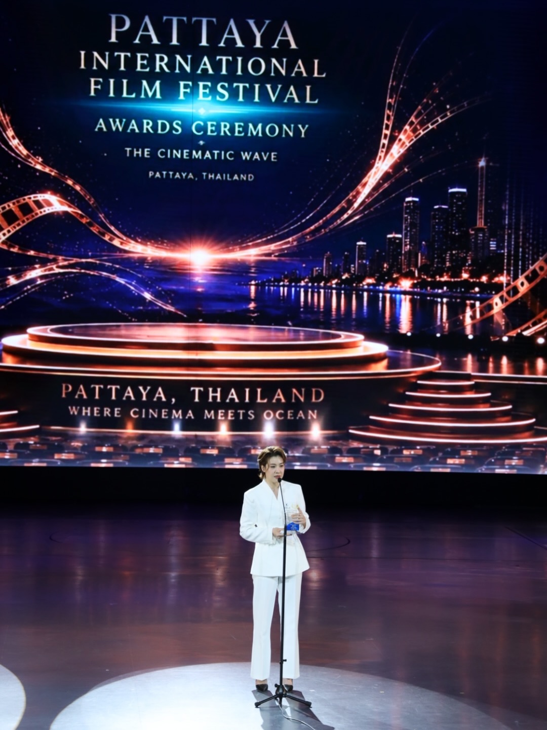 เชียร์ - ฑิฆัมพร ฤทธิ์ธาอภินันท์