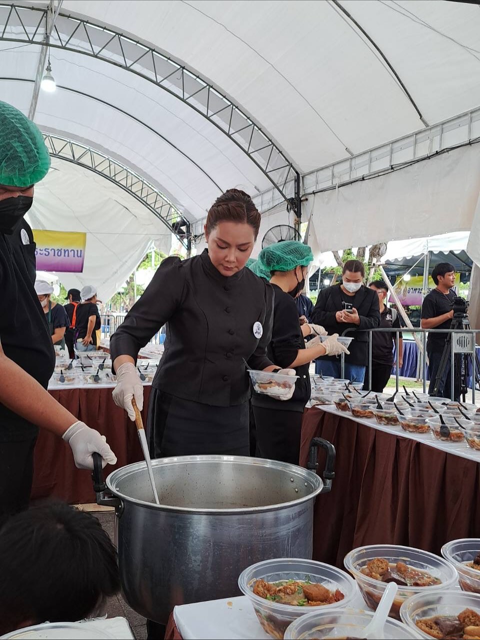 บุ๋ม - ปนัดดา วงศ์ผู้ดี