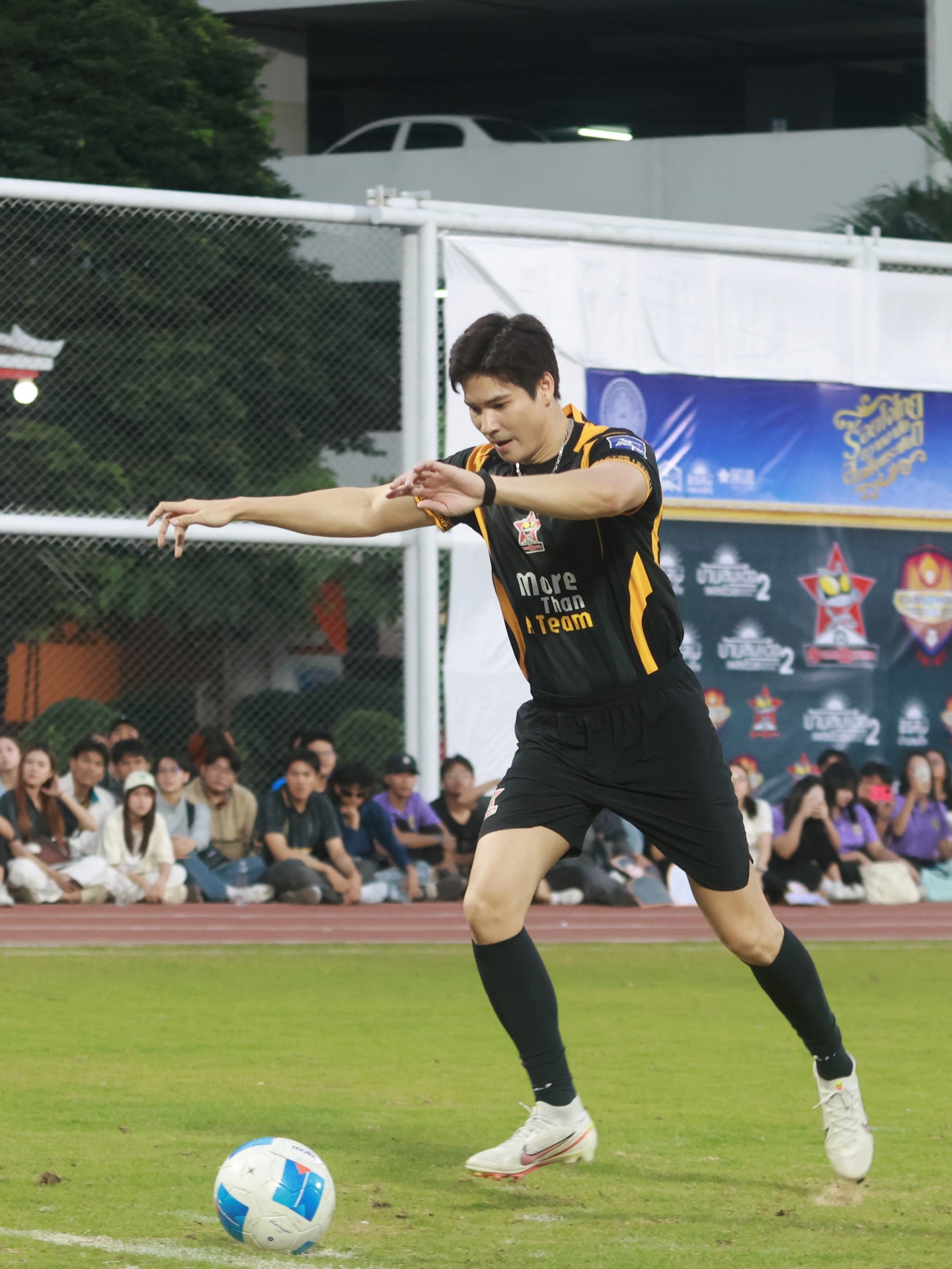 ไมค์ - ภัทรเดช สงวนความดี