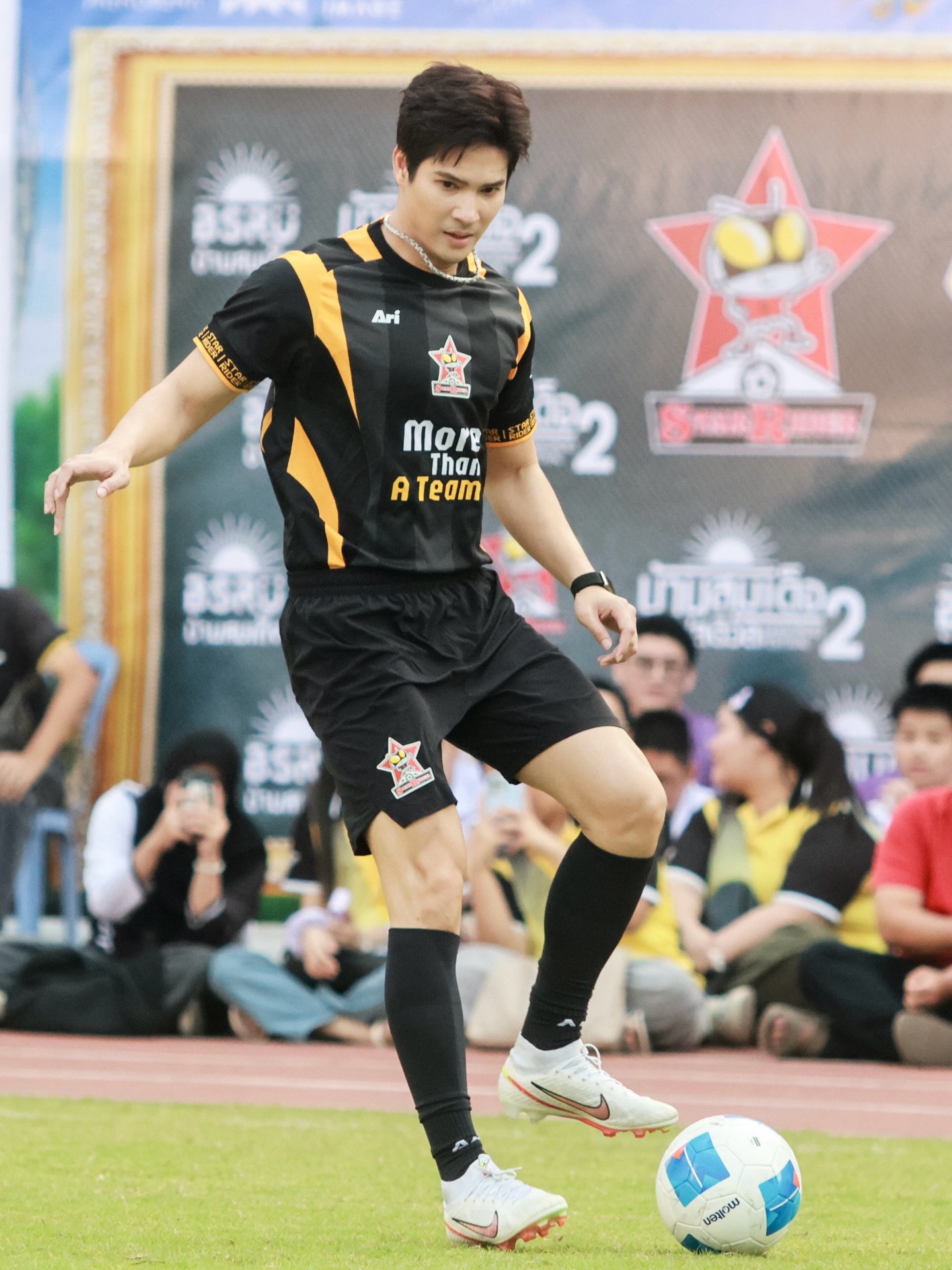 ไมค์ - ภัทรเดช สงวนความดี