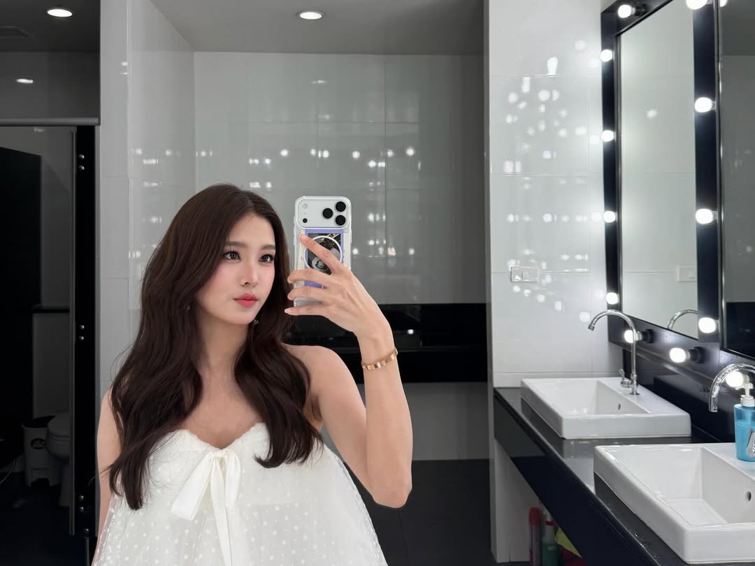 เฟิร์น - นพจิรา ฤกษ์ขจรนามกุล