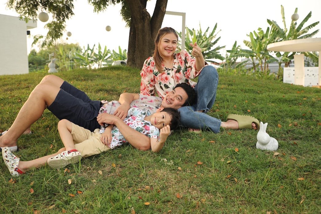 ชาคริต แย้มนาม