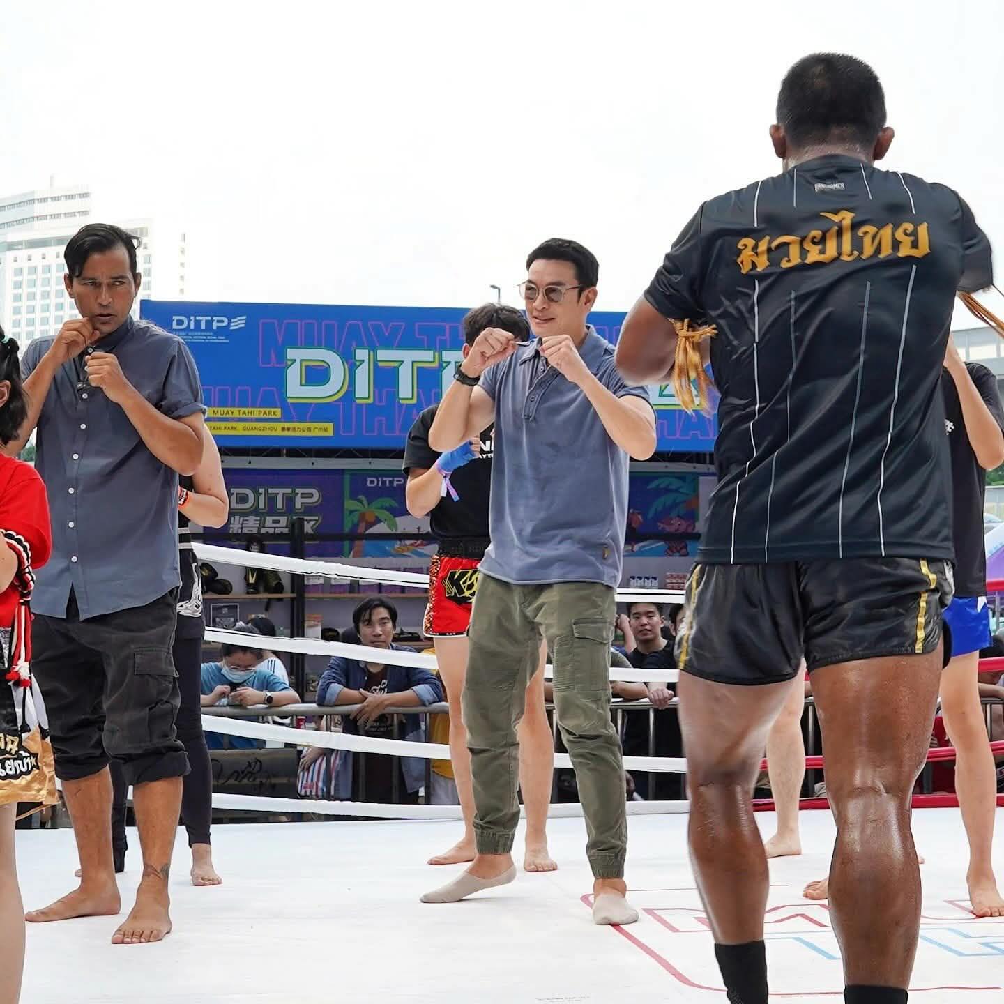 ชาคริต แย้มนาม