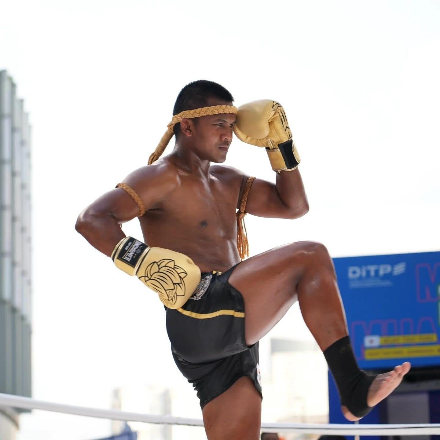 ชาคริต แย้มนาม