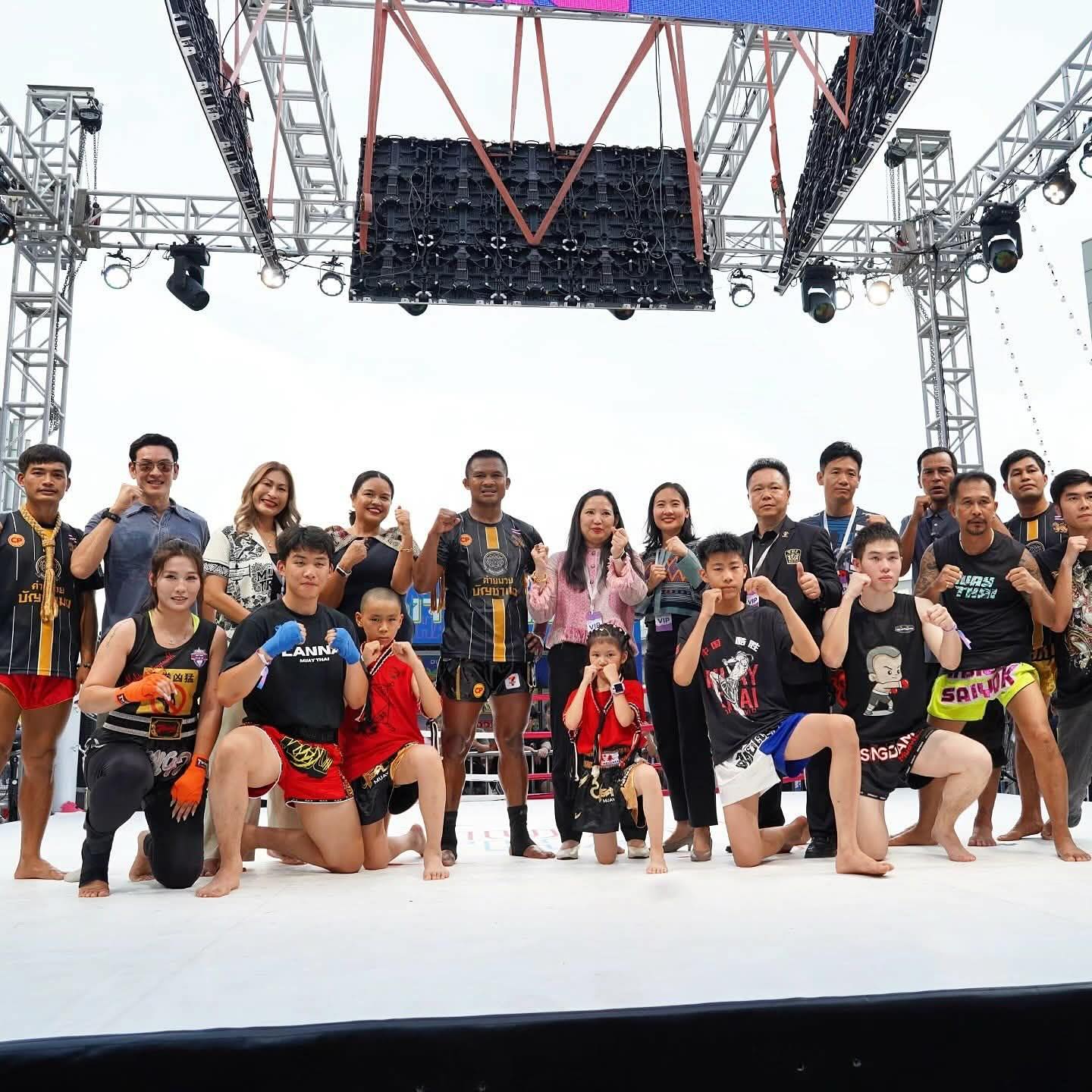 ชาคริต แย้มนาม