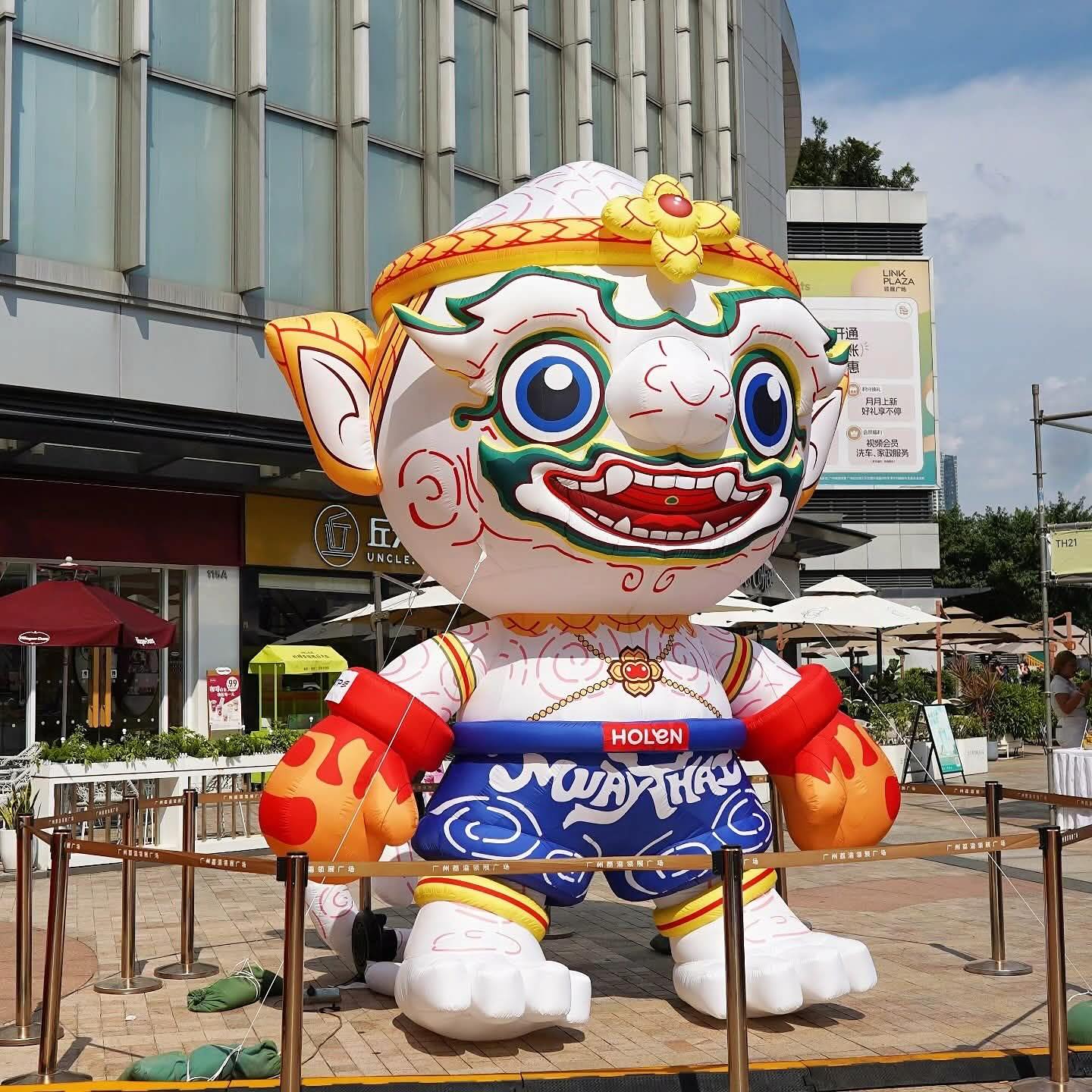 ชาคริต แย้มนาม