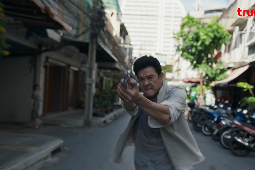 ชาคริต แย้มนาม