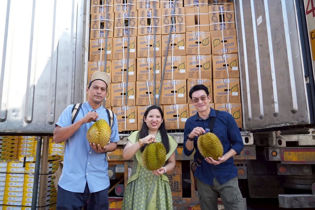 ชาคริต แย้มนาม