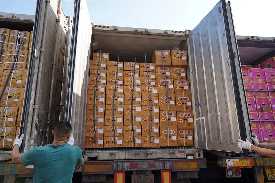 ชาคริต แย้มนาม