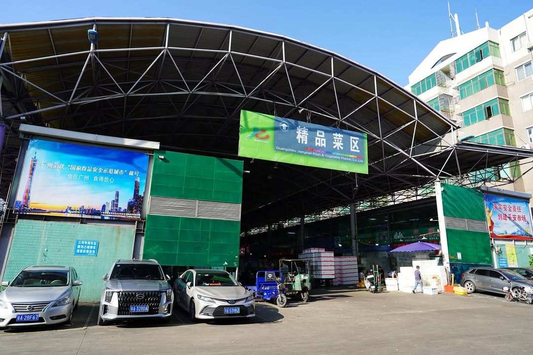 ชาคริต แย้มนาม