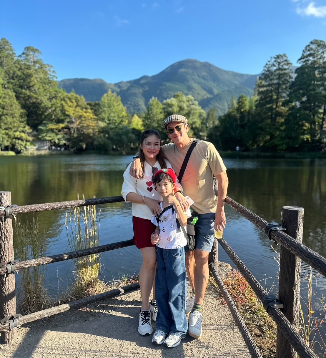 ชาคริต แย้มนาม