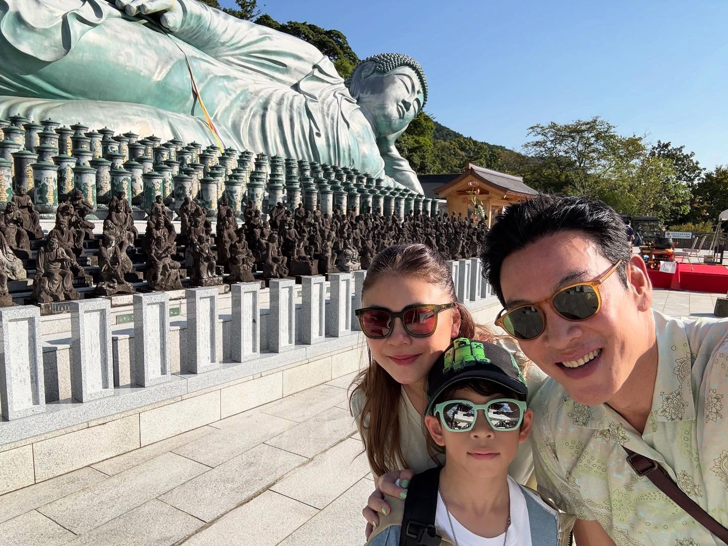 ชาคริต แย้มนาม