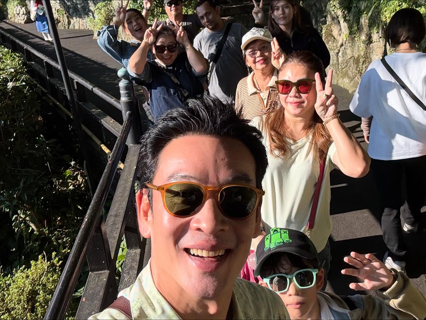 ชาคริต แย้มนาม