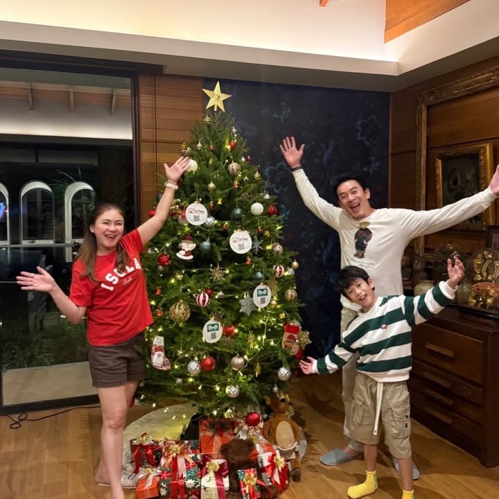 ชาคริต แย้มนาม