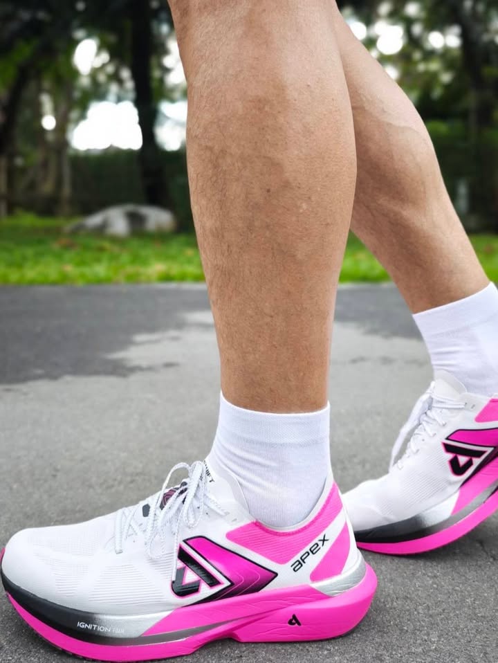 ชาคริต แย้มนาม