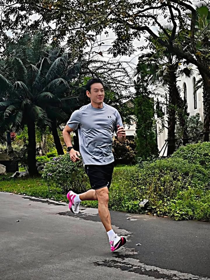 ชาคริต แย้มนาม