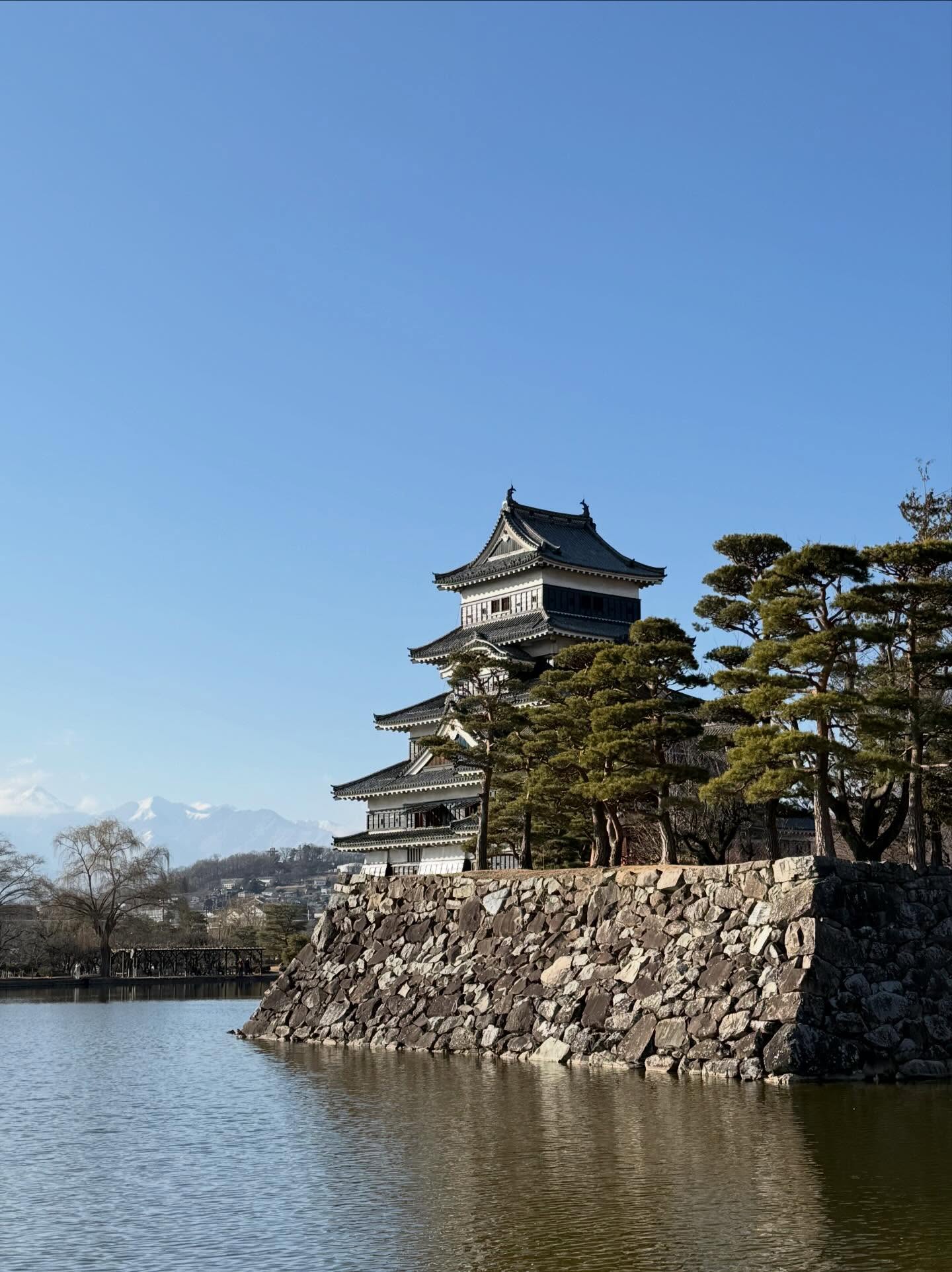 ชาคริต แย้มนาม