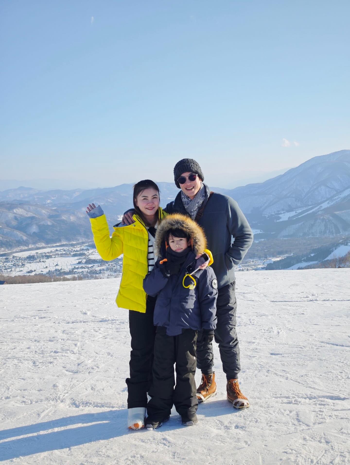 ชาคริต แย้มนาม