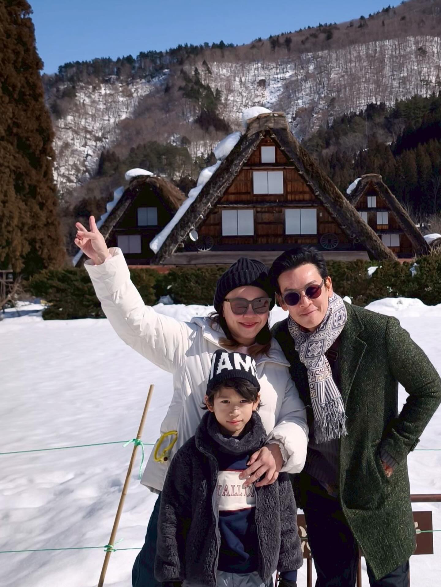 ชาคริต แย้มนาม