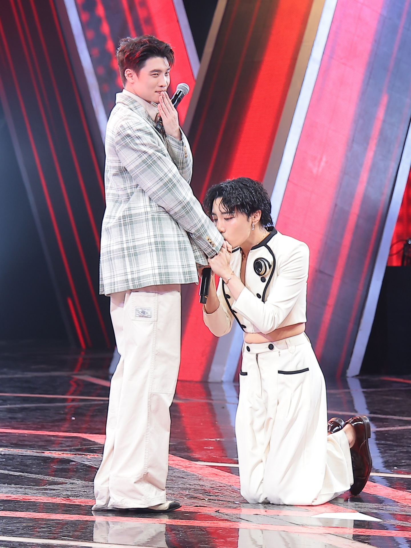 มีน - พีรวิชญ์ อรรถชิตสถาพร