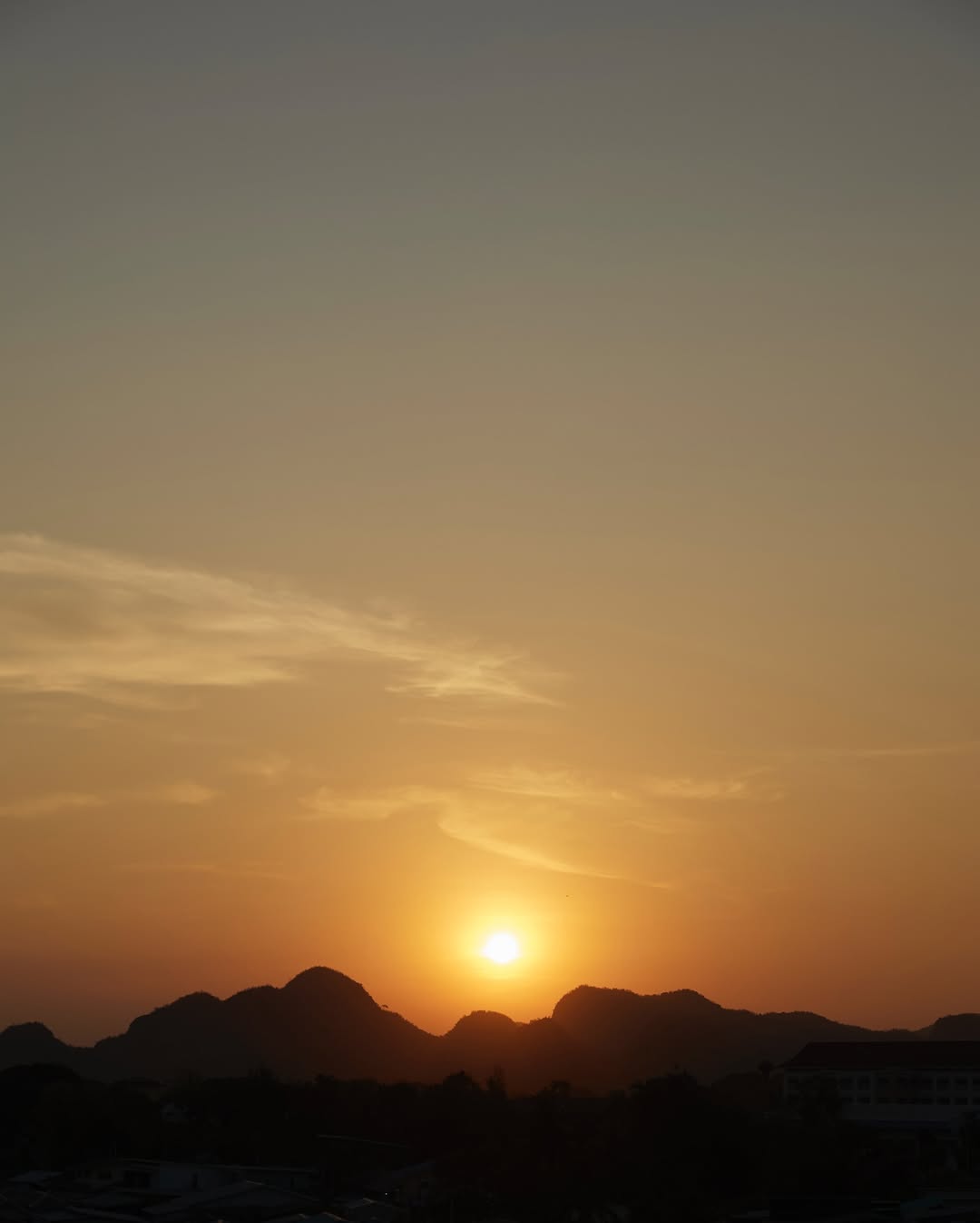 มีน - พีรวิชญ์ อรรถชิตสถาพร