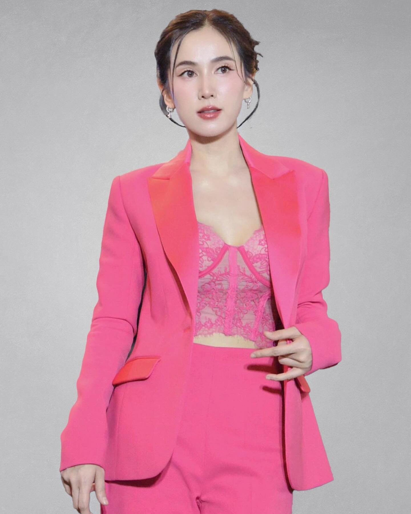 เนสท์ - นิศาชล สิ่วไธสง