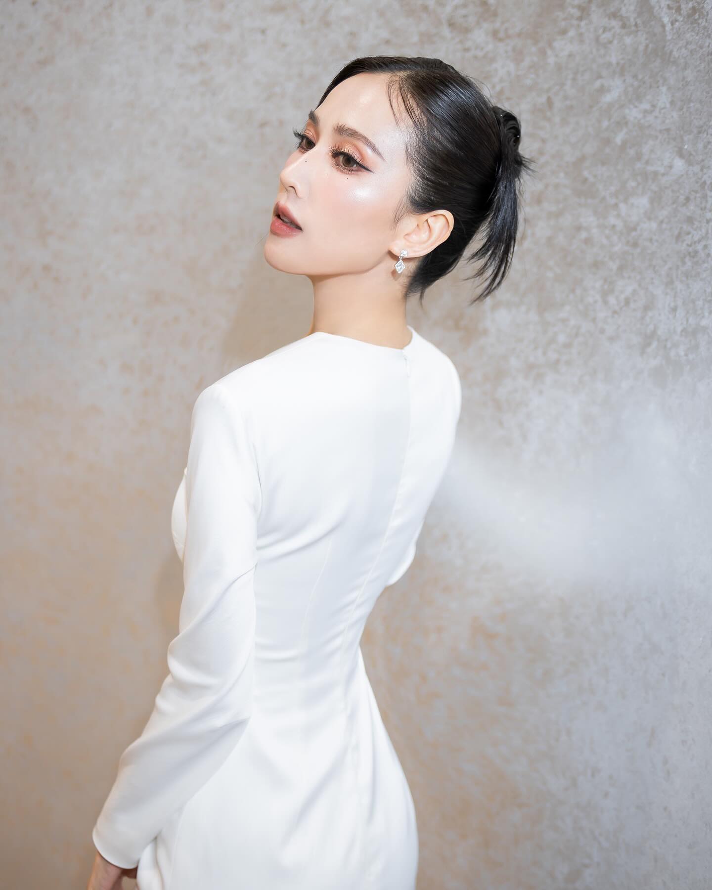 เนสท์ - นิศาชล สิ่วไธสง